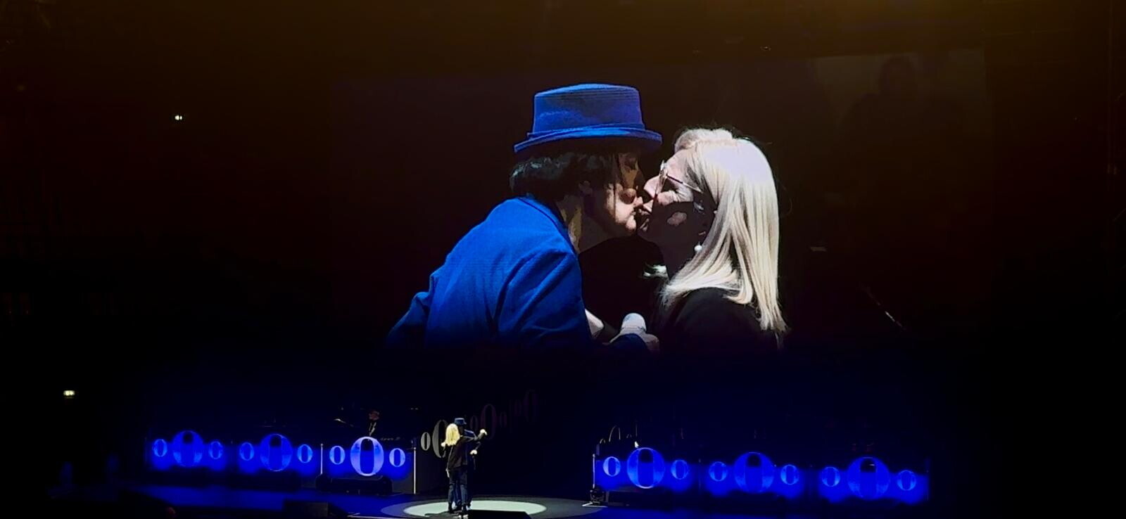 Renato Zero bacia la fan sul palco dopo il malore