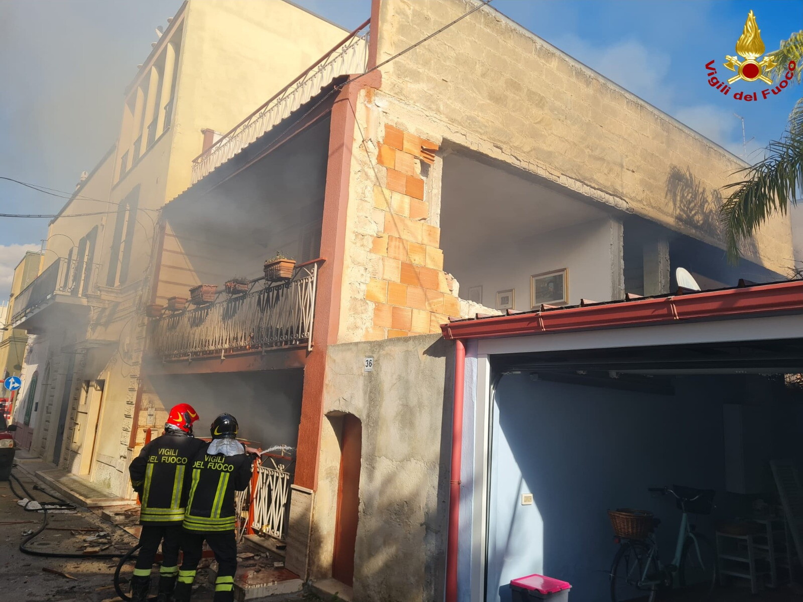 Esplosione nel Barese: crolla palazzina ad Adelfia, due morti