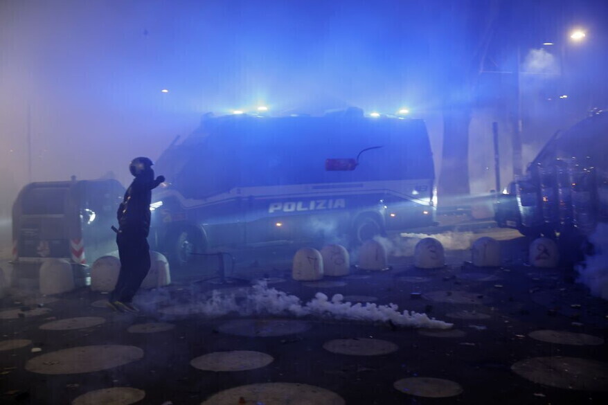 Torino, scontri al corteo per Askatasuna: bombe carta e lacrimogeni. Meloni: "Nemici dello Stato"