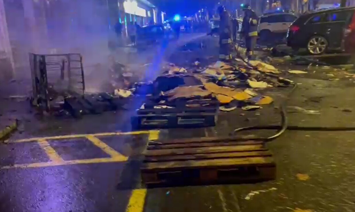 Pietre, cassonetti e auto bruciate. Cosa resta a Torino dopo gli scontri