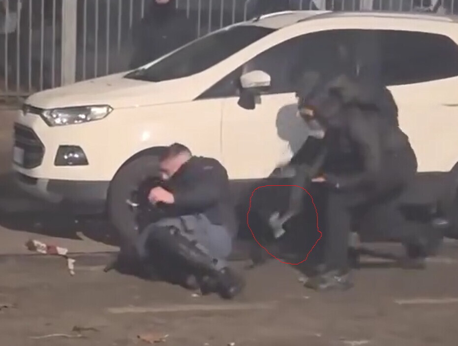 Poliziotto isolato e picchiato da antagonisti incappucciati, colpito con un martello