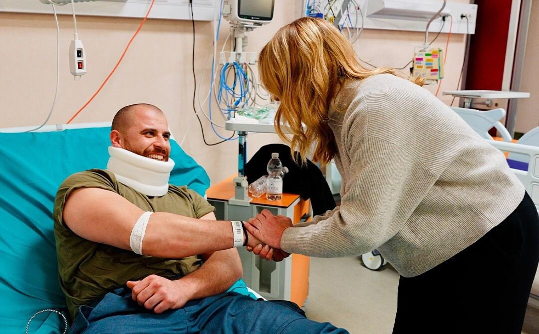 Scontri a Torino, Meloni in visita ai feriti: "È un tentato omicidio". Fermato un sospetto…