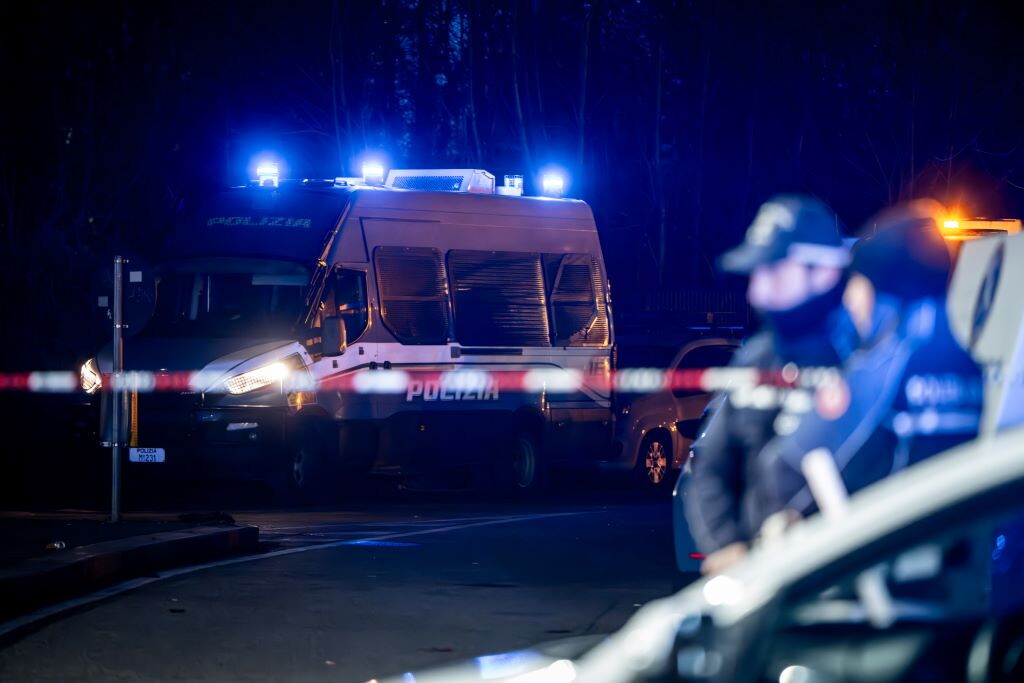 Milano: rapinatore sottrae la pistola a un agente, la polizia lo ferisce