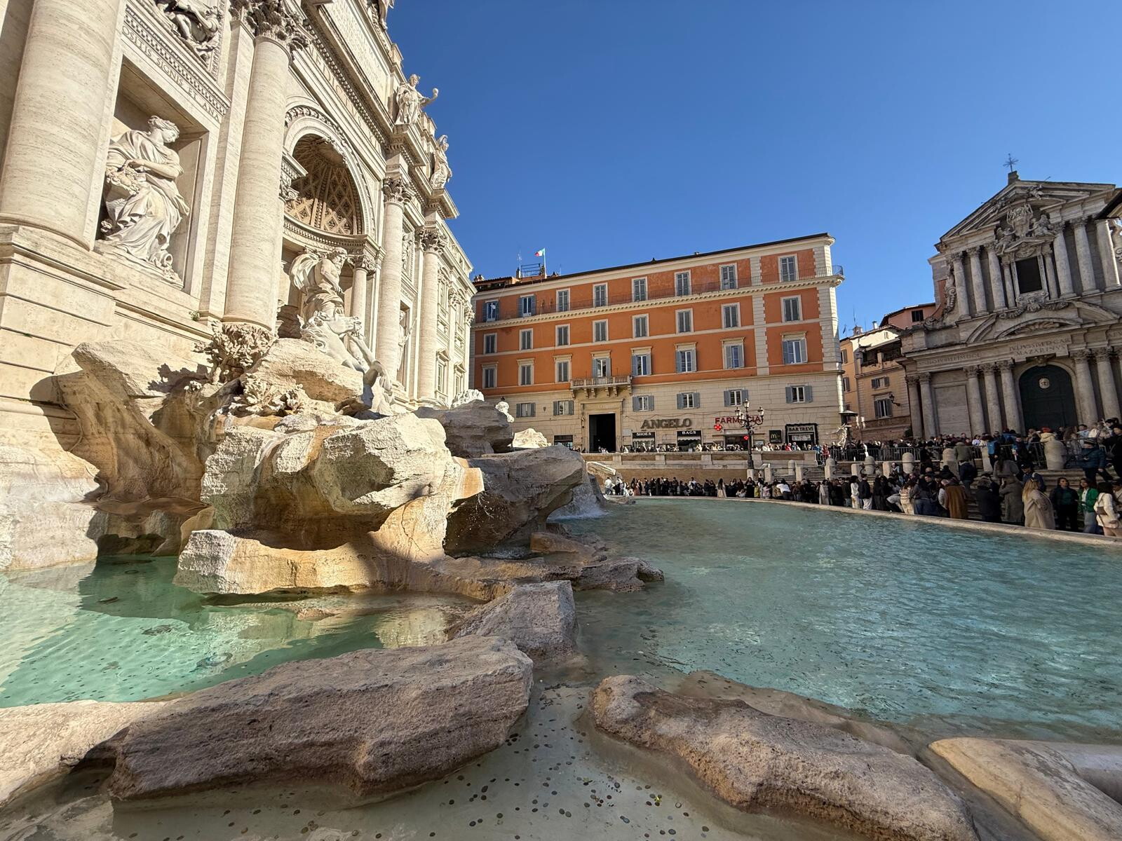Vedere da vicino la Fontana di Trevi da oggi costa 2 euro [VIDEO]
