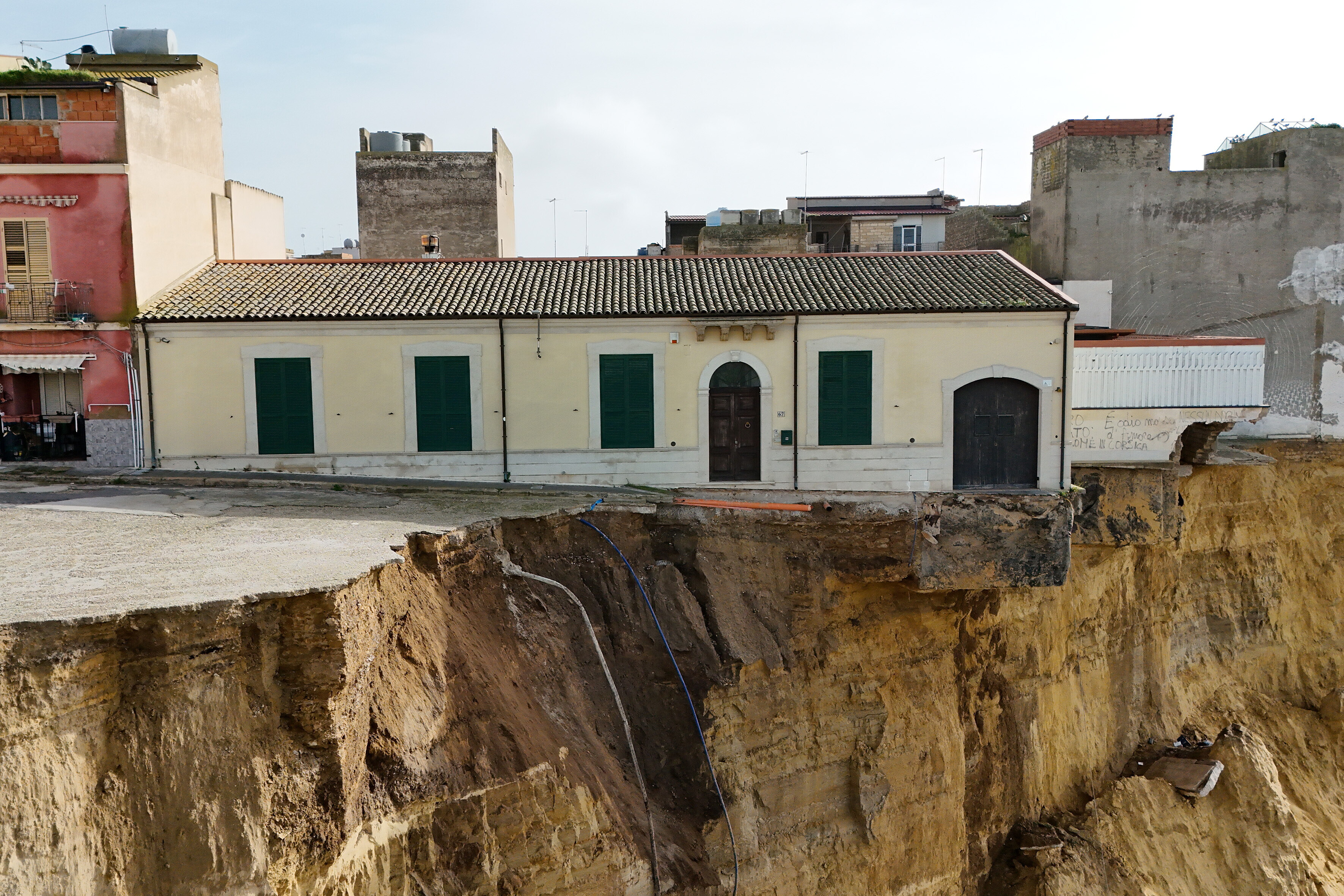 La biblioteca di Niscemi in bilico sulla frana, 4000 libri sospesi nel vuoto