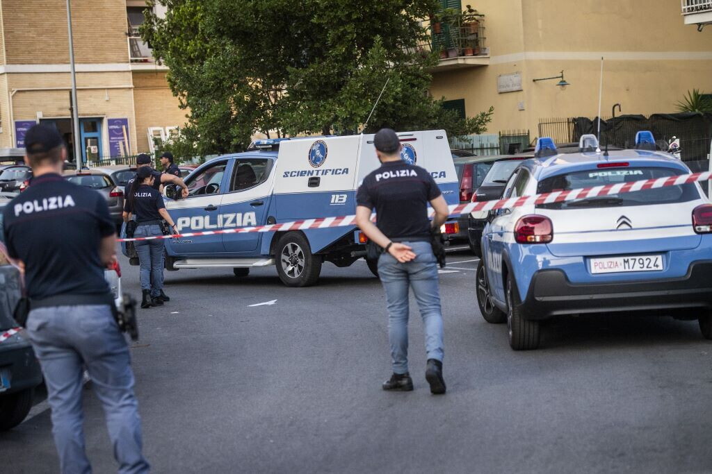 Ragazza di 22 anni uccisa con una coltellata alla schiena a Napoli. Ipotesi lite in famiglia