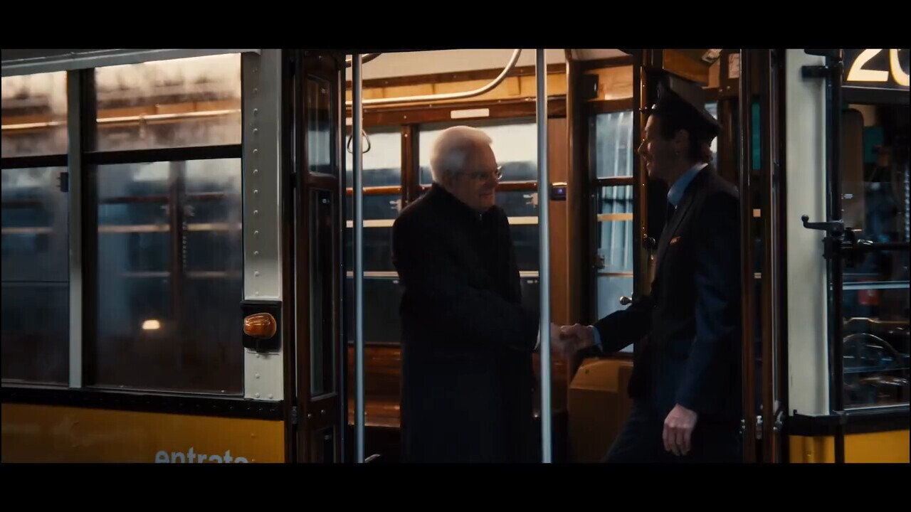 Mattarella sorprende tutti a bordo di un tram guidato da Valentino Rossi