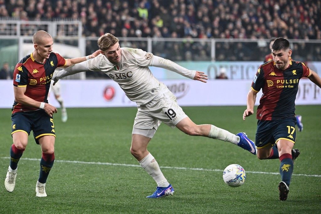 Il Napoli in dieci supera il Genoa e non 'molla' lo scudetto