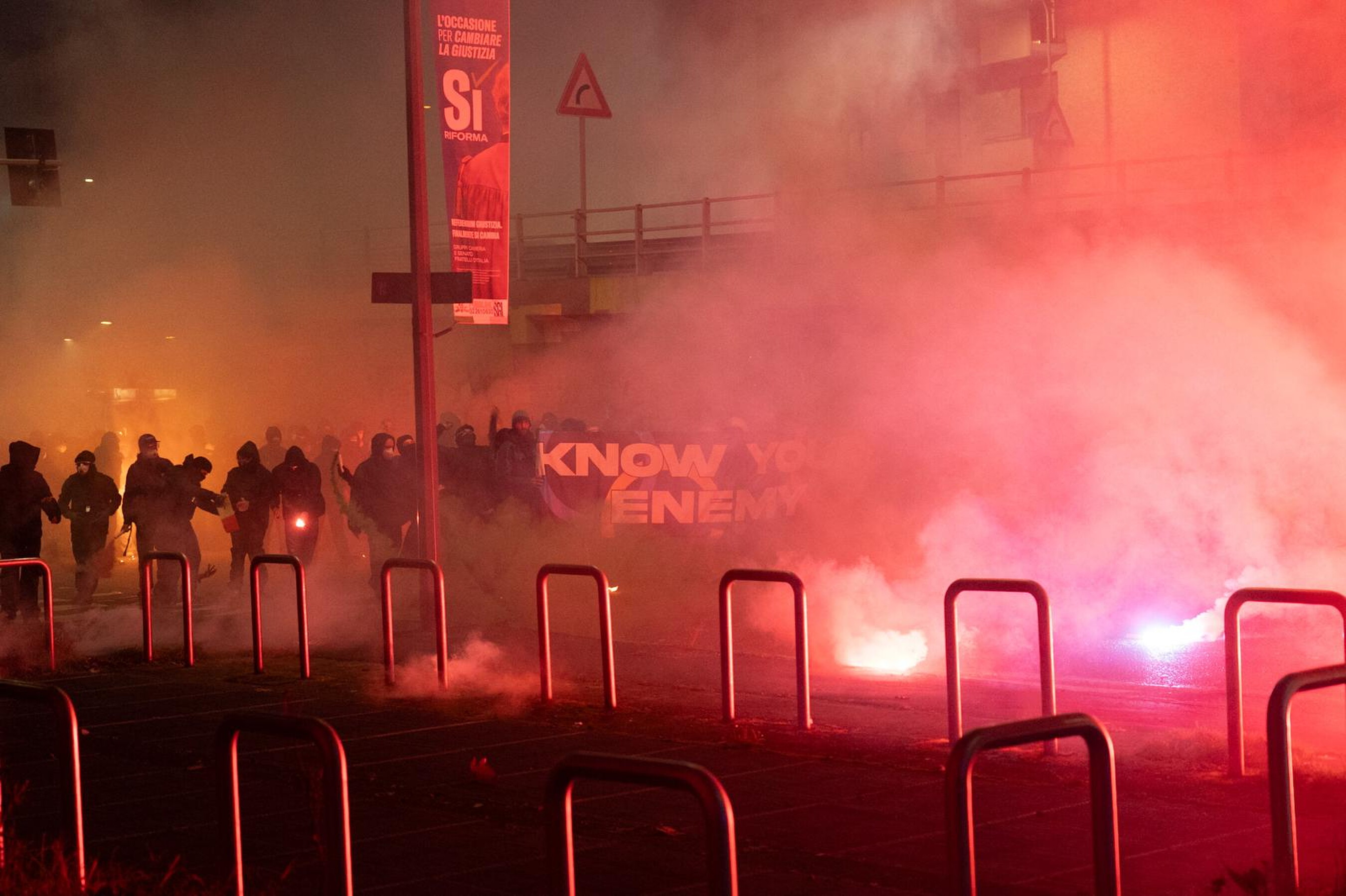 Meloni condanna gli scontri di Milano, "Chi manifesta contro le olimpiadi è nemico dell’Italia"
