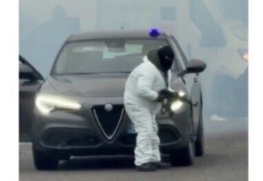 Assalto armato sulla statale: camion in fiamme e spari