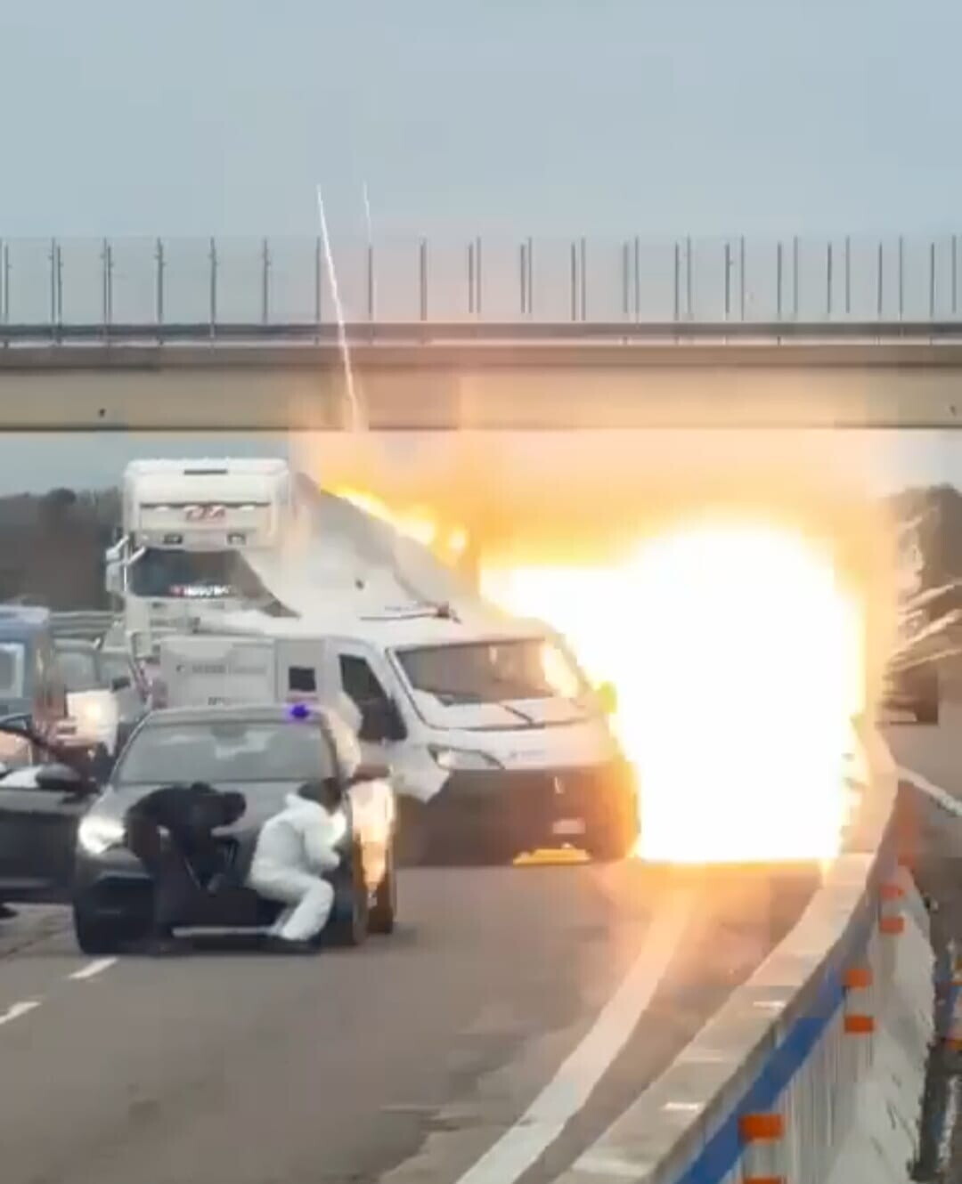 Blitz con kalashnikov sulla Brindisi-Lecce. Fermati due sospetti