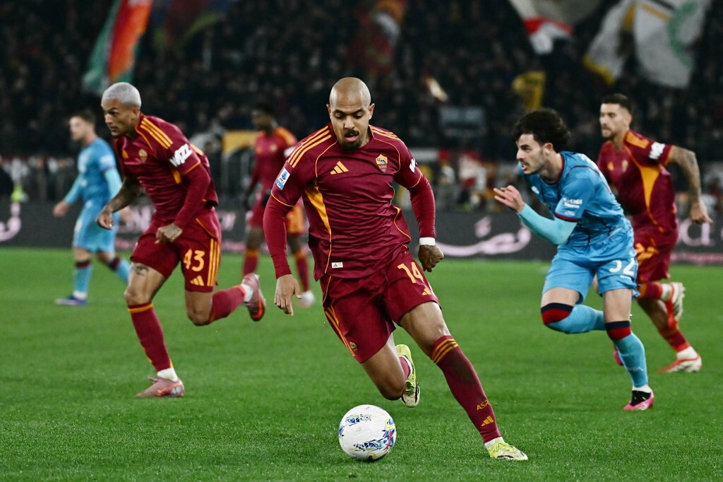 Malen castiga il Cagliari, la Roma vince 2-0