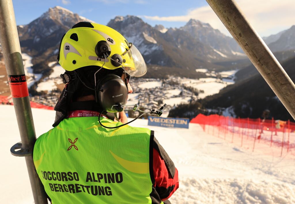 Montagna: piste affollate, neve naturale e niente casco aumentano gli infortuni