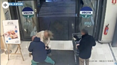 Il video del momento in cui l'uomo prova a strappare via la bimba dalla mamma