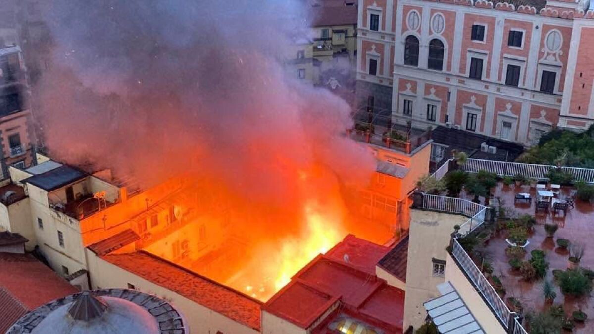 Napoli: in fiamme lo storico Teatro Sannazaro, la cupola crolla sulla platea. Ventidue fam...