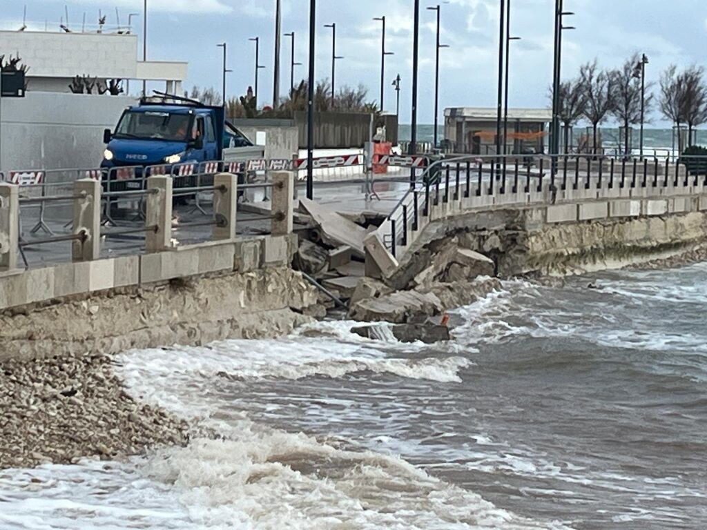 Il maltempo striglia il Sud Italia, raffiche di vento e strade allagate