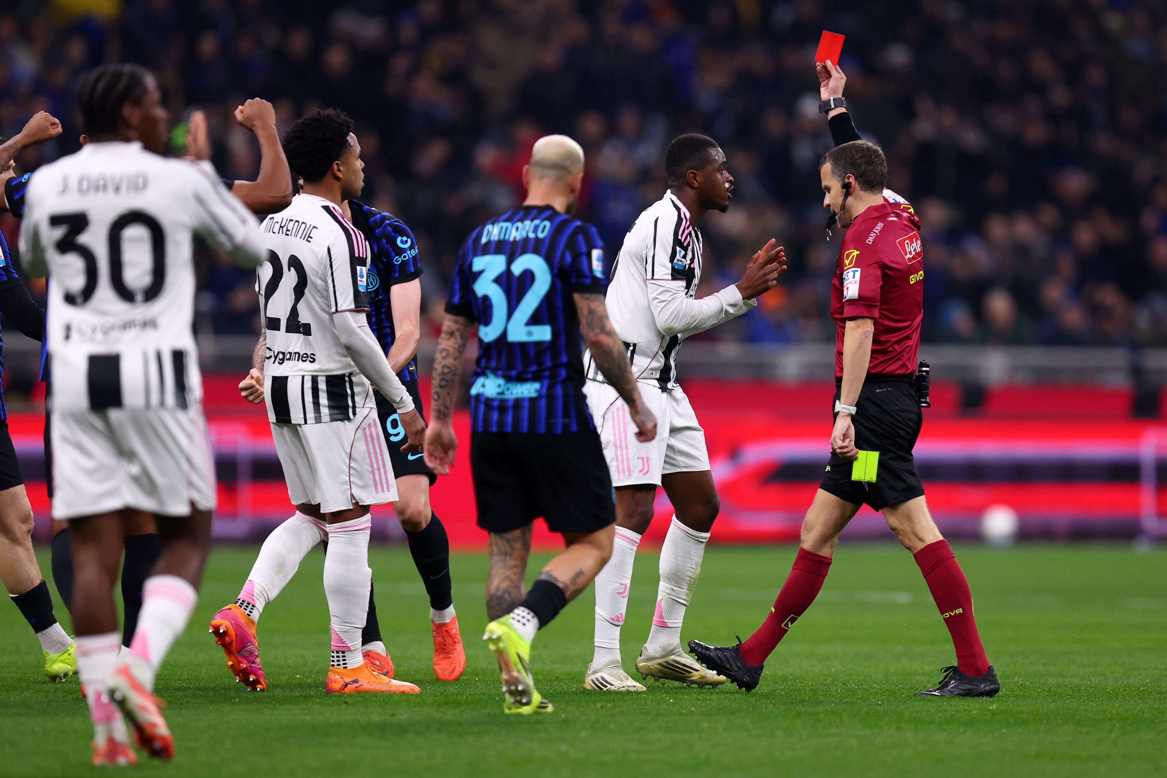 Pugno di ferro del giudice sportivo contro Comolli e Chiellini