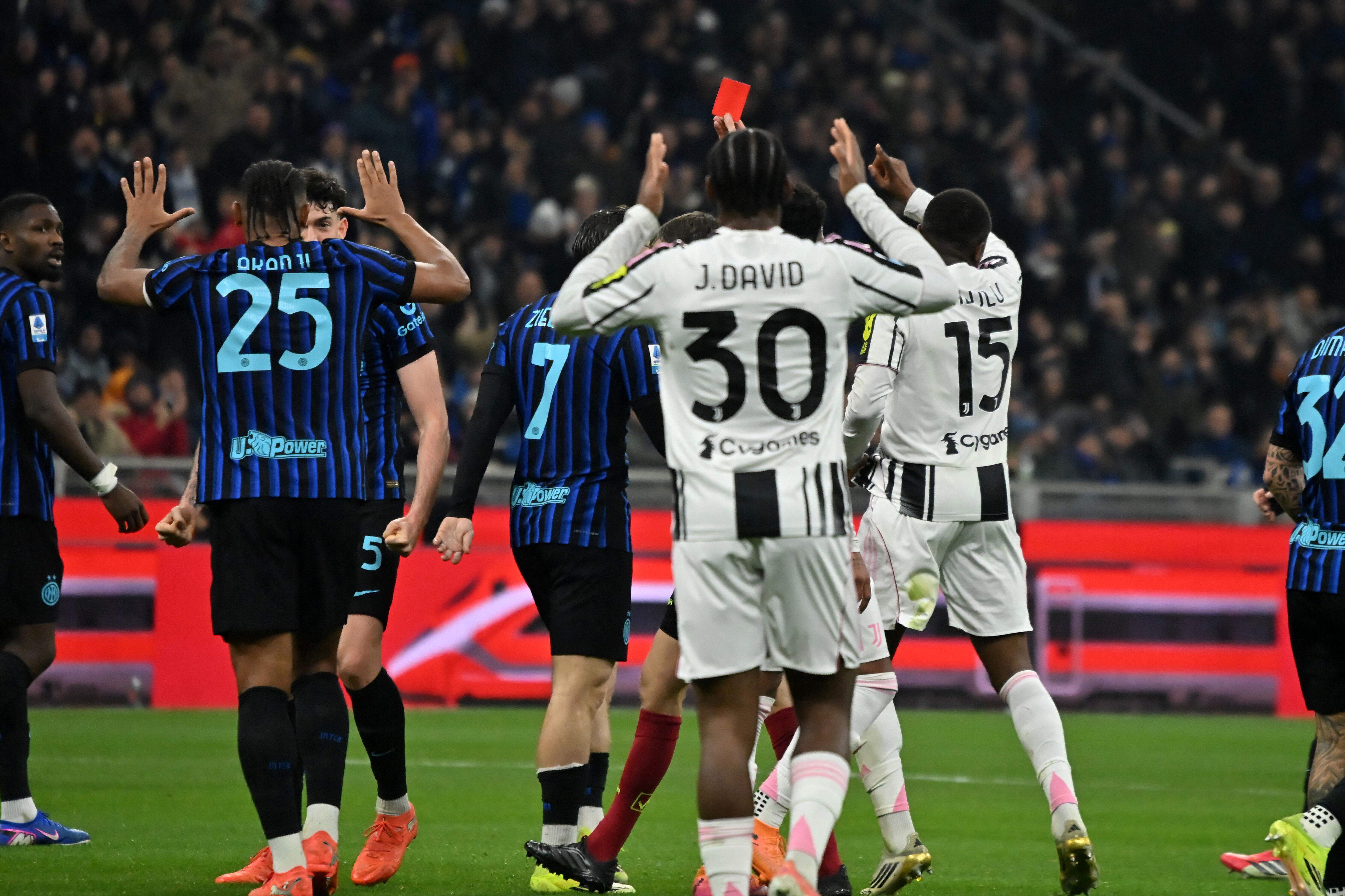 Inter-Juve: mea culpa di Bastoni, "ho accentuato". Poi accusa: "minacciata mia figlia"