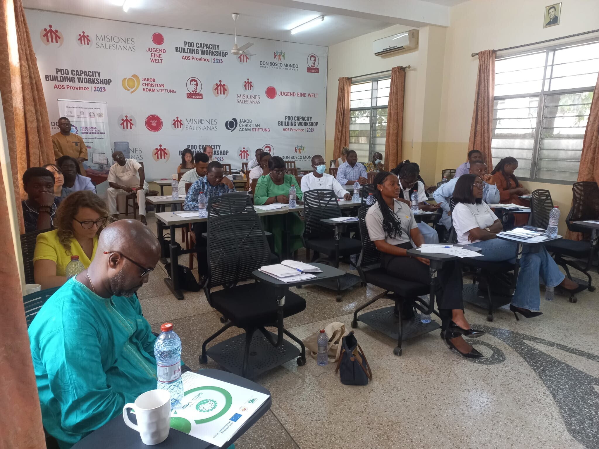 Studenti ghanesi mostrano competenze tecniche e imprenditoriali durante un evento di formazione professionale a Takoradi