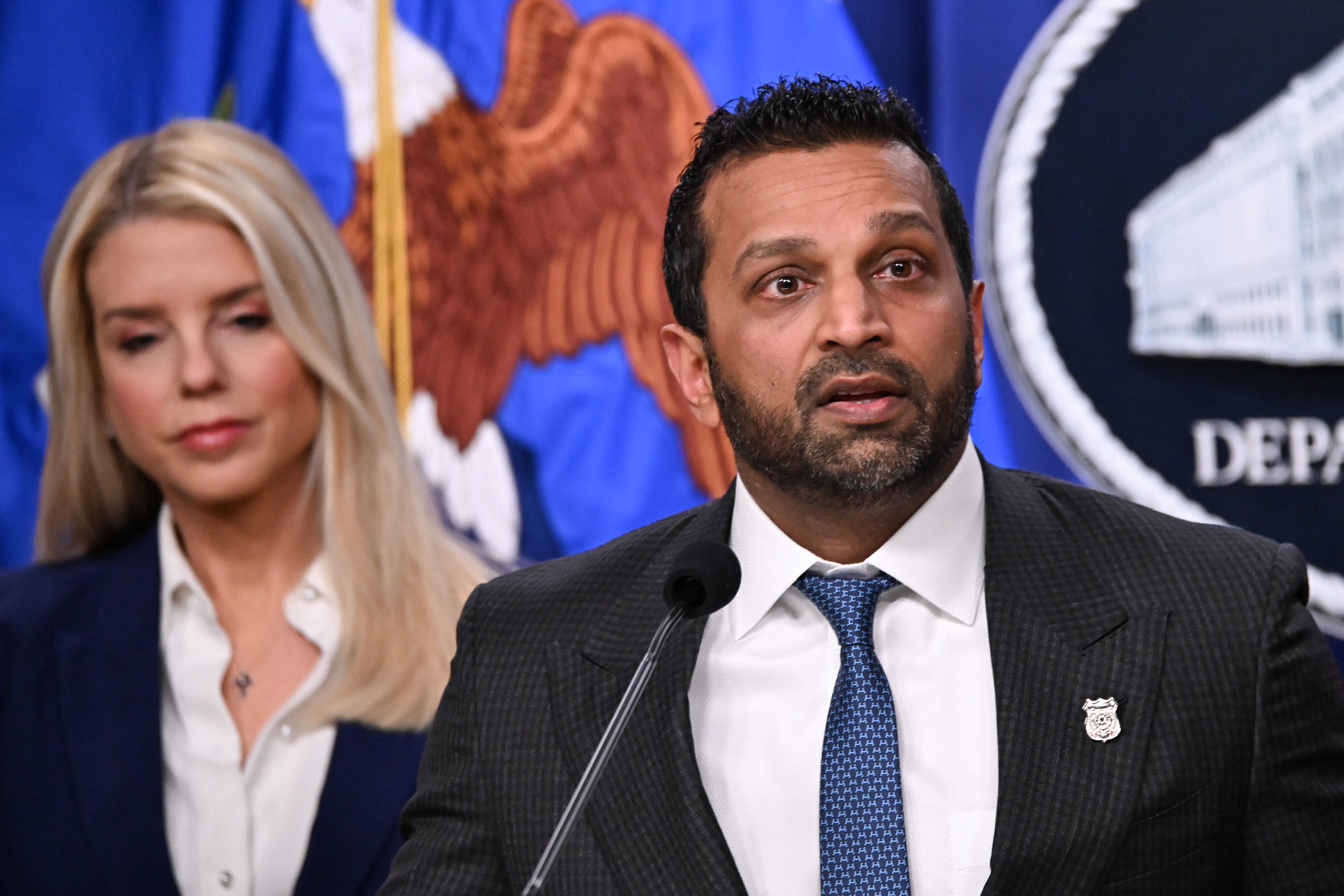 Alla finale di hockey di Milano Cortina il capo dell'Fbi. Polemica in Usa per la trasferta