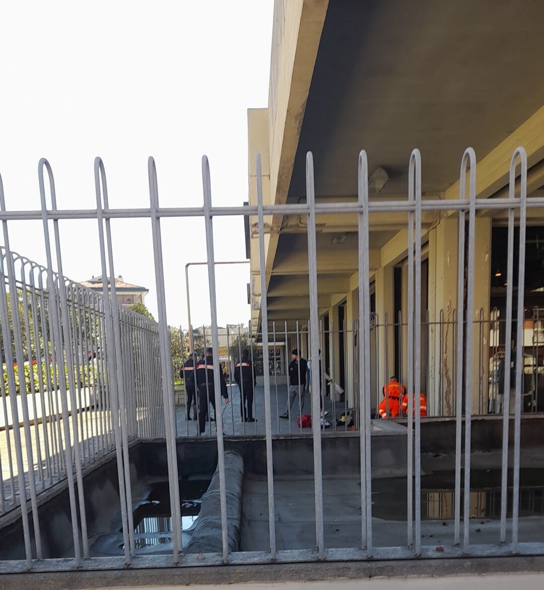 Uomo accoltellato e ucciso davanti supermercato a Roma: due fermati