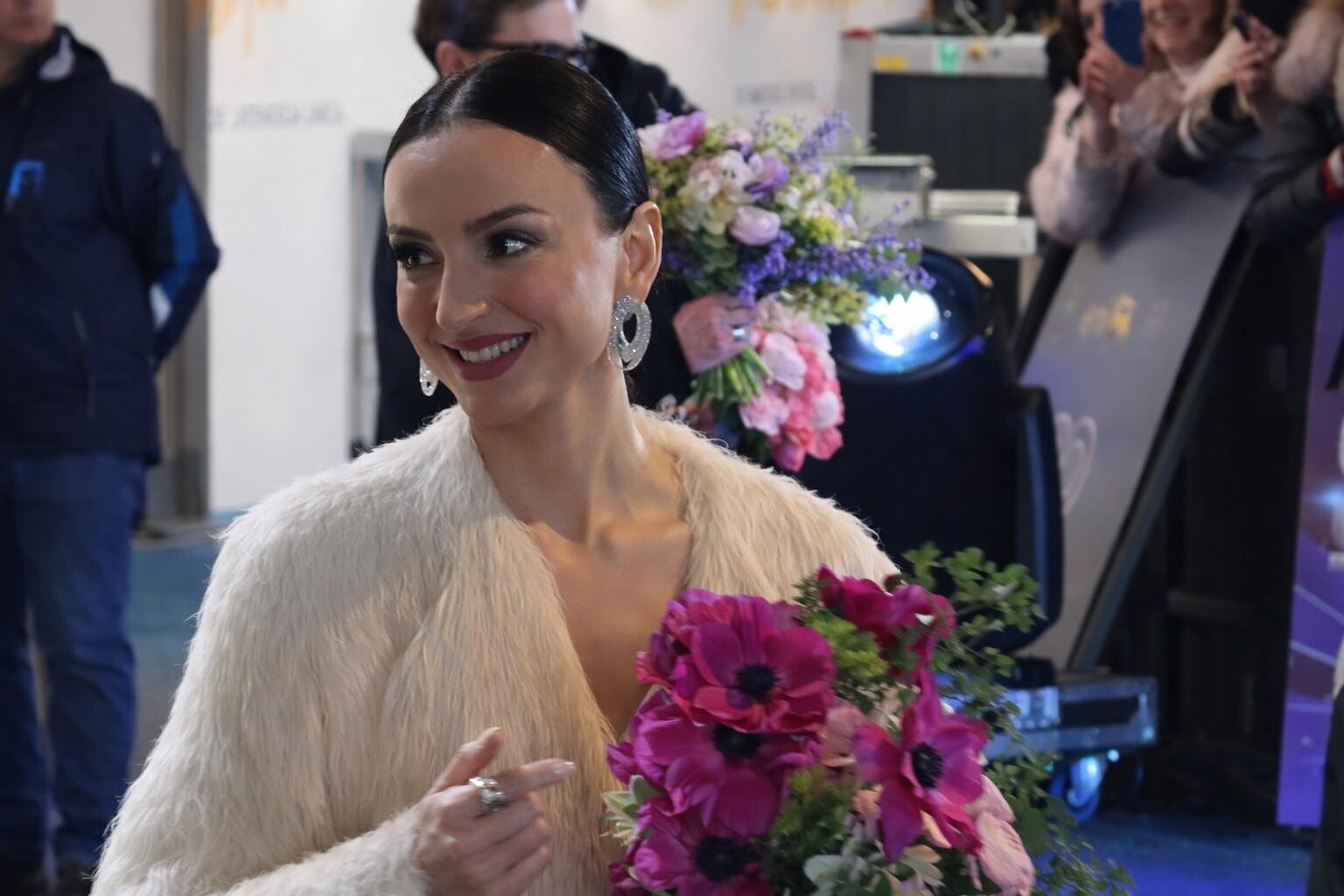 L'Eni Carpet accende l’Ariston: Patty Pravo icona di stile, Arisa regina in bianco