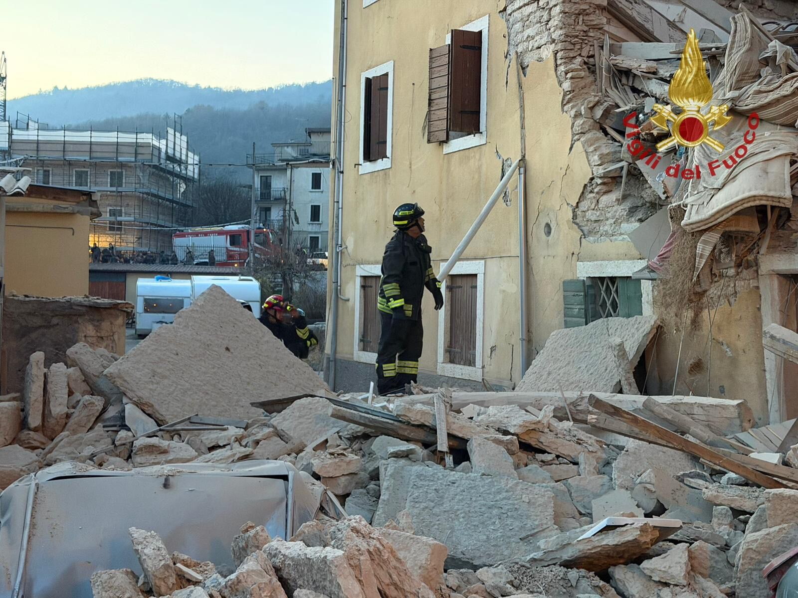 Crolla palazzina nel Veronese, a Negrar. Un morto e tre persone ferite