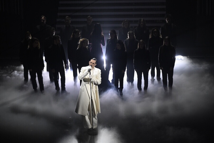 Achille Lauro commuove l'Ariston con un omaggio alle vittime di Crans-Montana