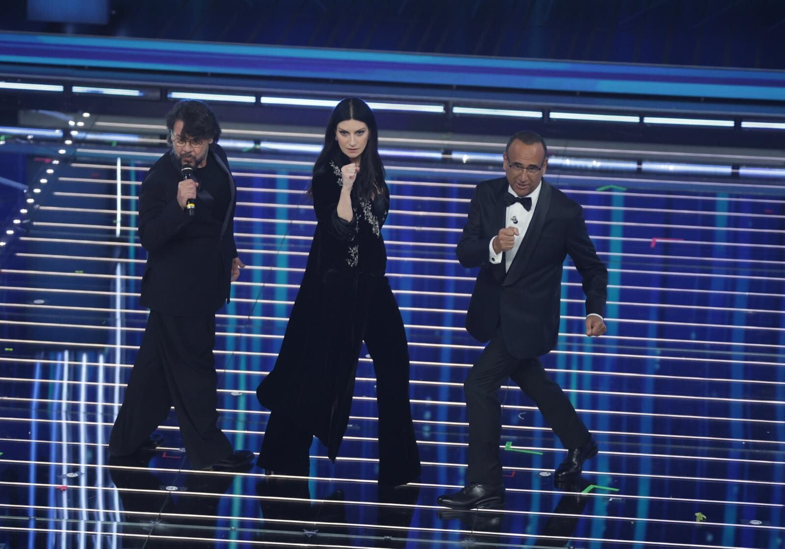 Sanremo, ancora in calo gli ascolti. Per la seconda serata 9 milioni e 53mila spettatori c...