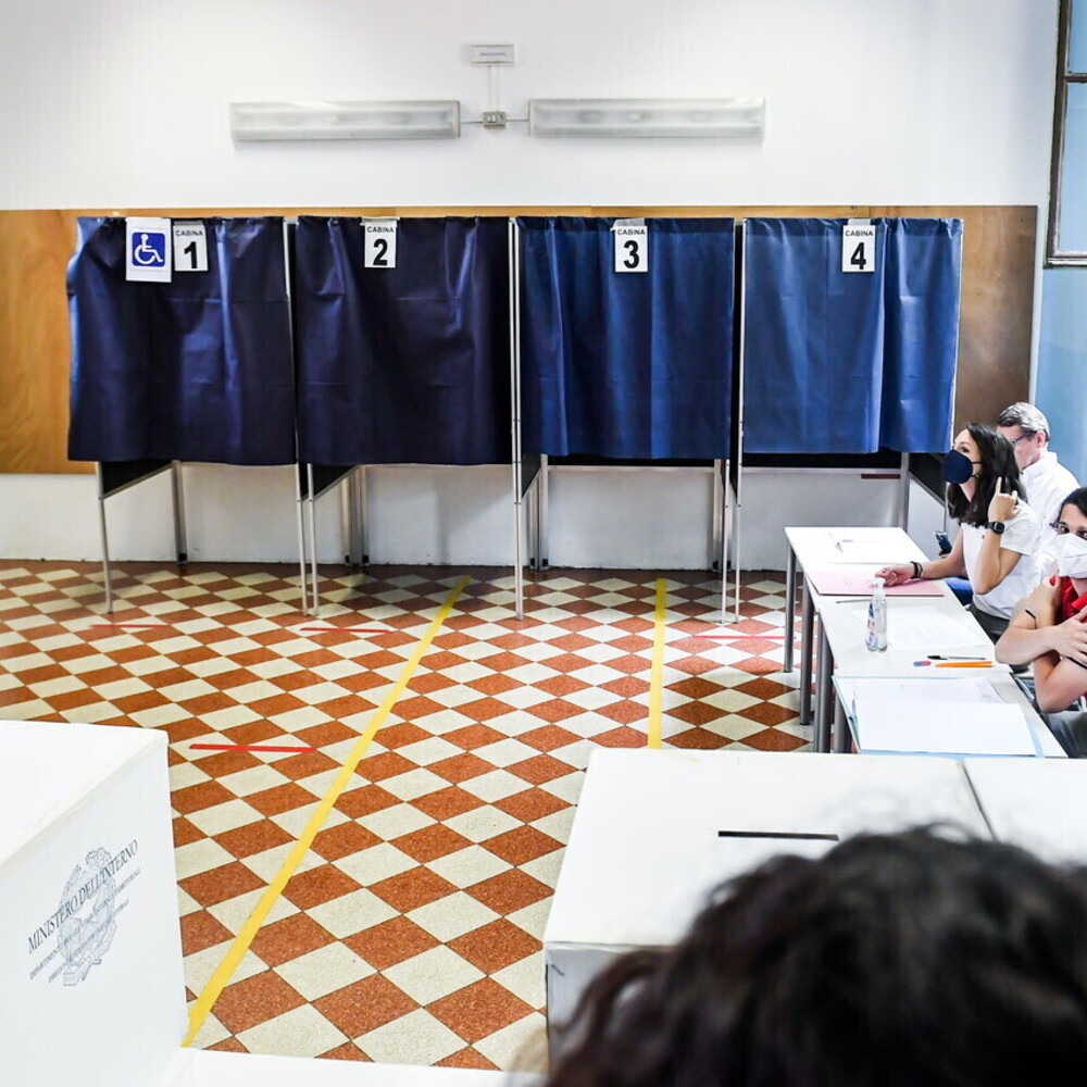 Center-right in difficulty in the polls, Yes and No parity in the referendum