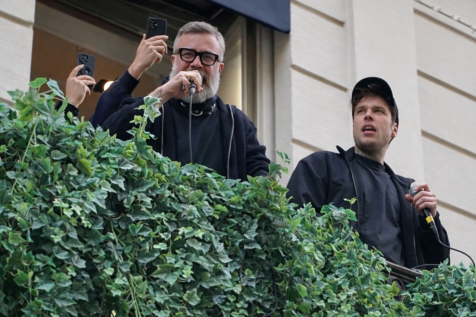 Fedez e Masini paralizzano Sanremo, flash mob dal balcone