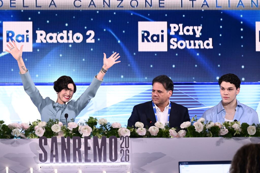 Il programma della serata delle cover, omaggi a Vanoni e Bowie