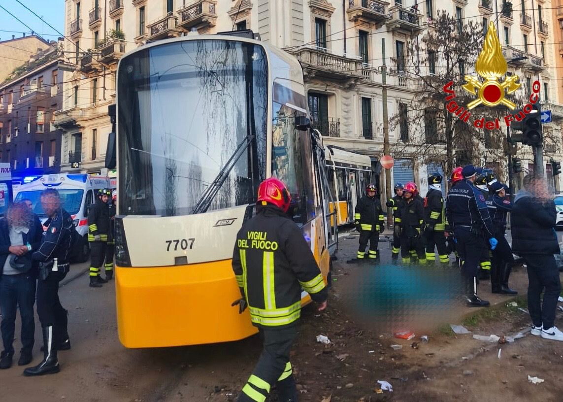 L'incidente del tram a Milano, le immagioni dopo lo schianto