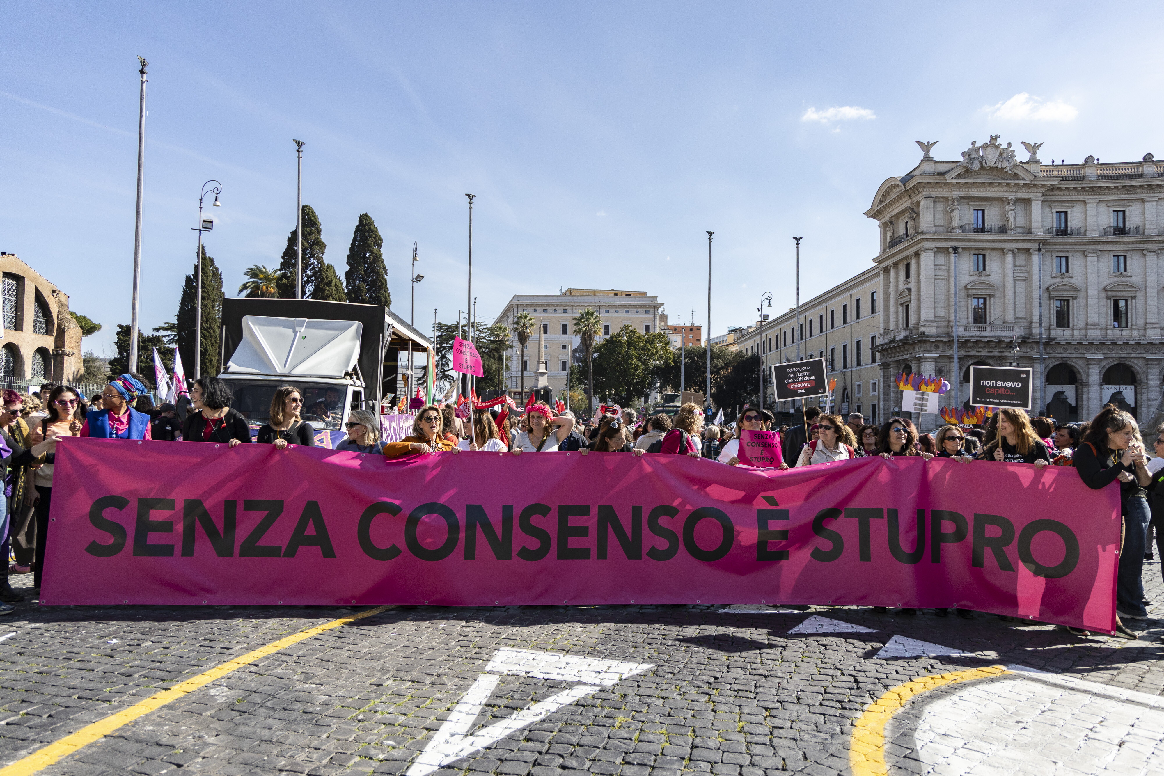 Migliaia in piazza Roma: "Senza consenso è stupro"