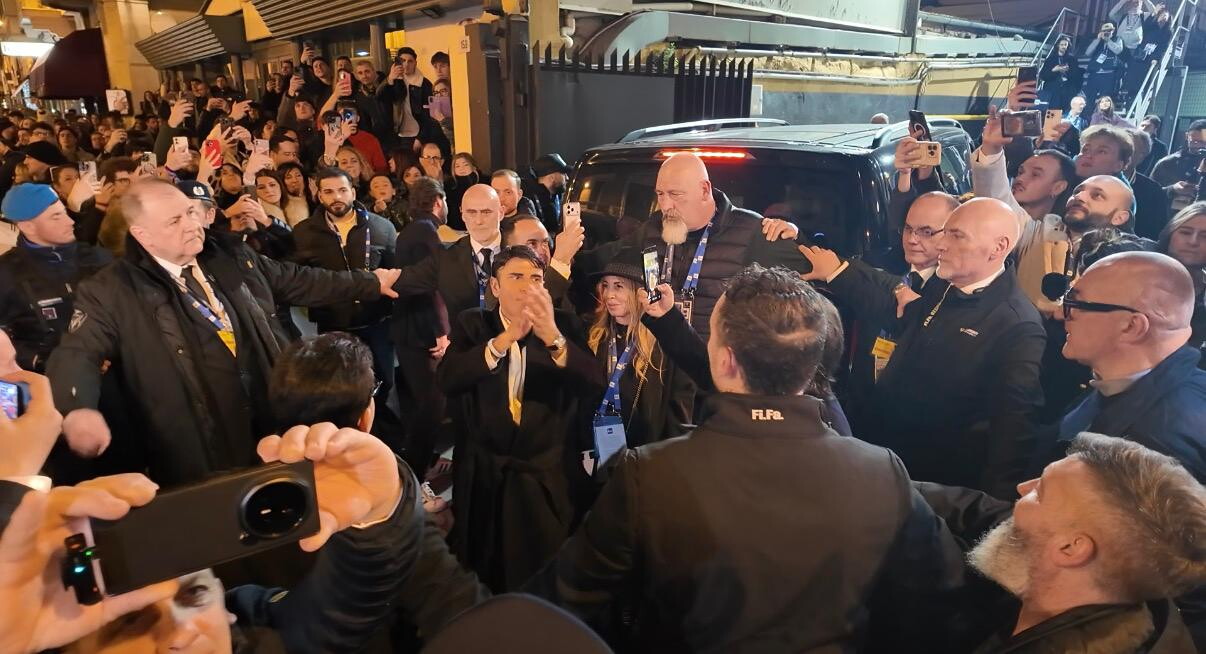 Bagno di folla per Sal Da Vinci dopo il trionfo