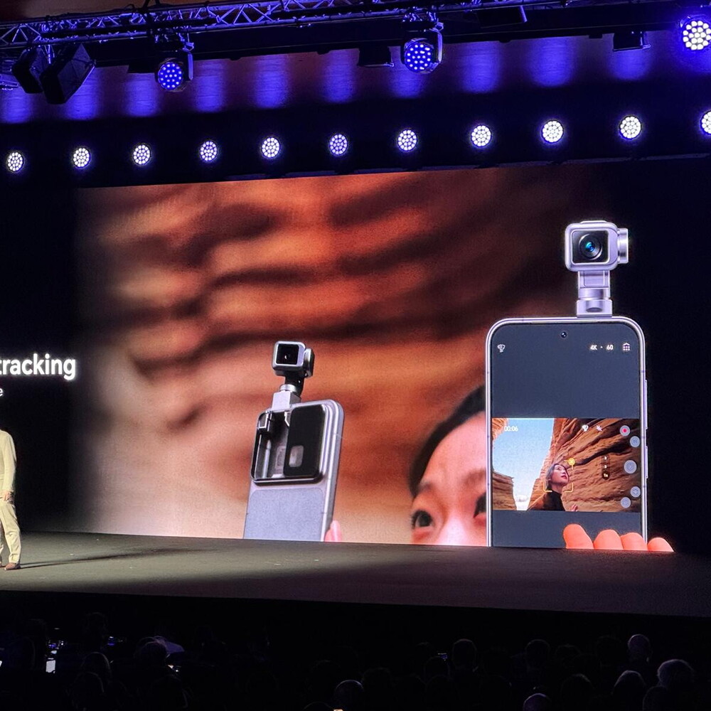 The smartphone that becomes a robot and follows the user