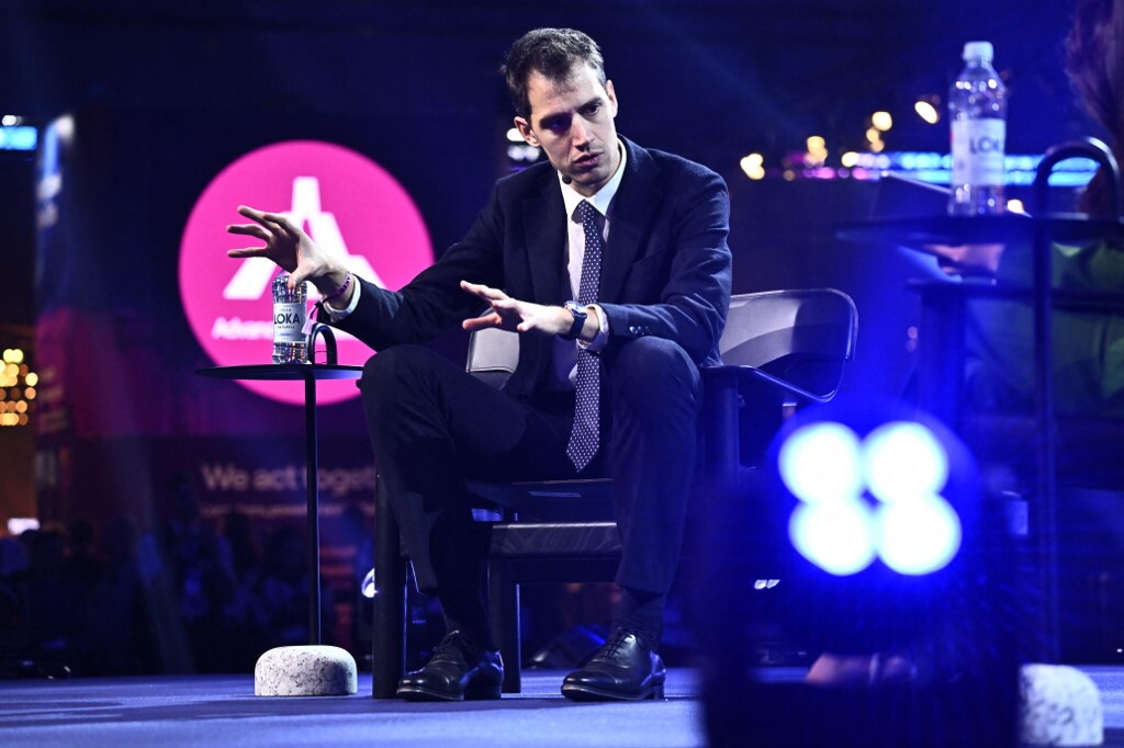 IA: Mistral, il nuovo modello europeo che sfida OpenAI e Gemini