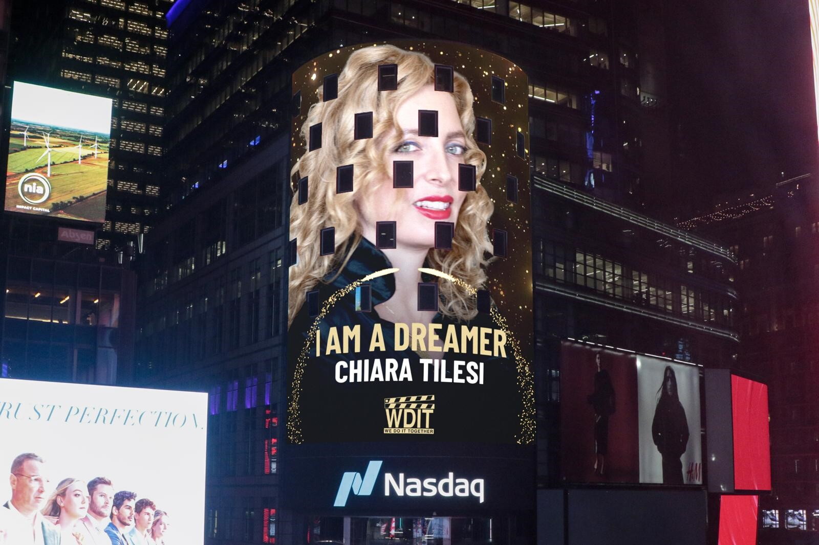 I AM di We Do It Together illumina New York per l' 8 marzo