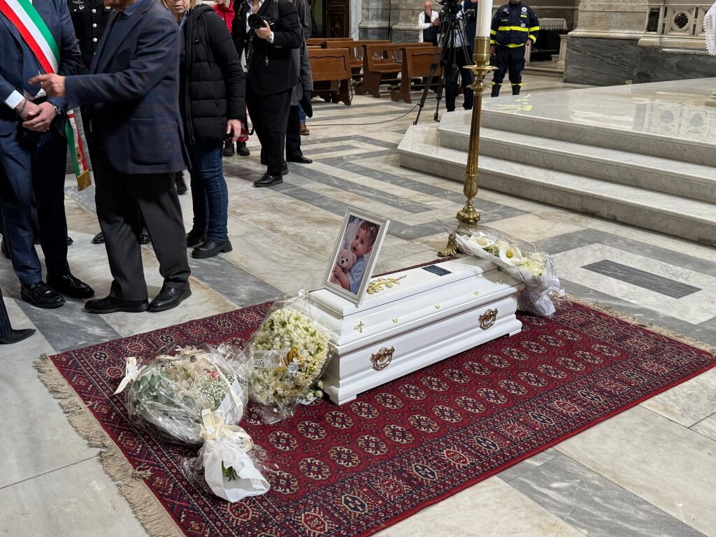 Lacrime e applausi a Nola per l'addio a Domenico. La madre: "paghi solo chi ha sbagliato" ...