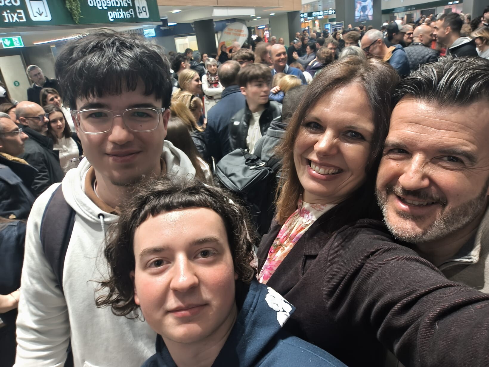 Nicolò, rimasto bloccato a Dubai. La mamma: "Una spirale di ansia pazzesca, ma ora è final...