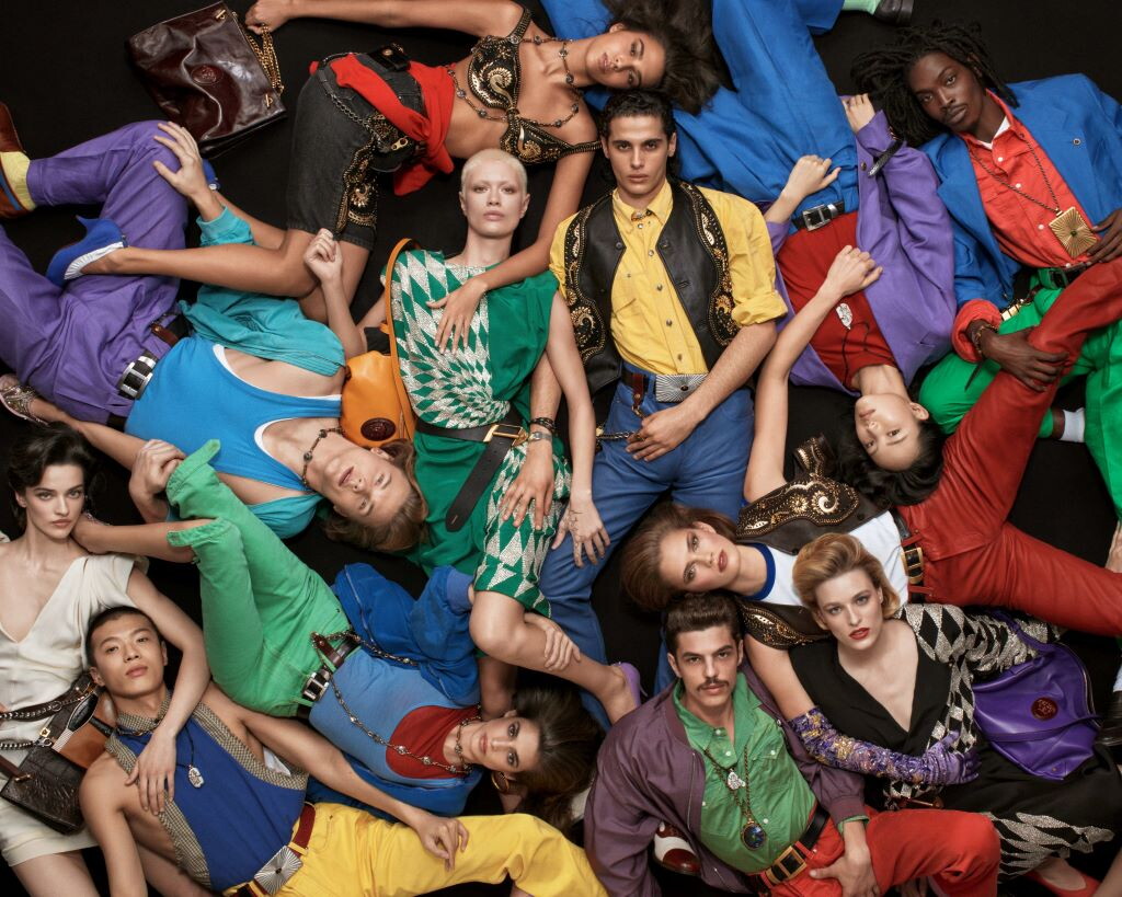 Il nuovo corso di Versace dentro Prada: creatività, distribuzione e strategia retail