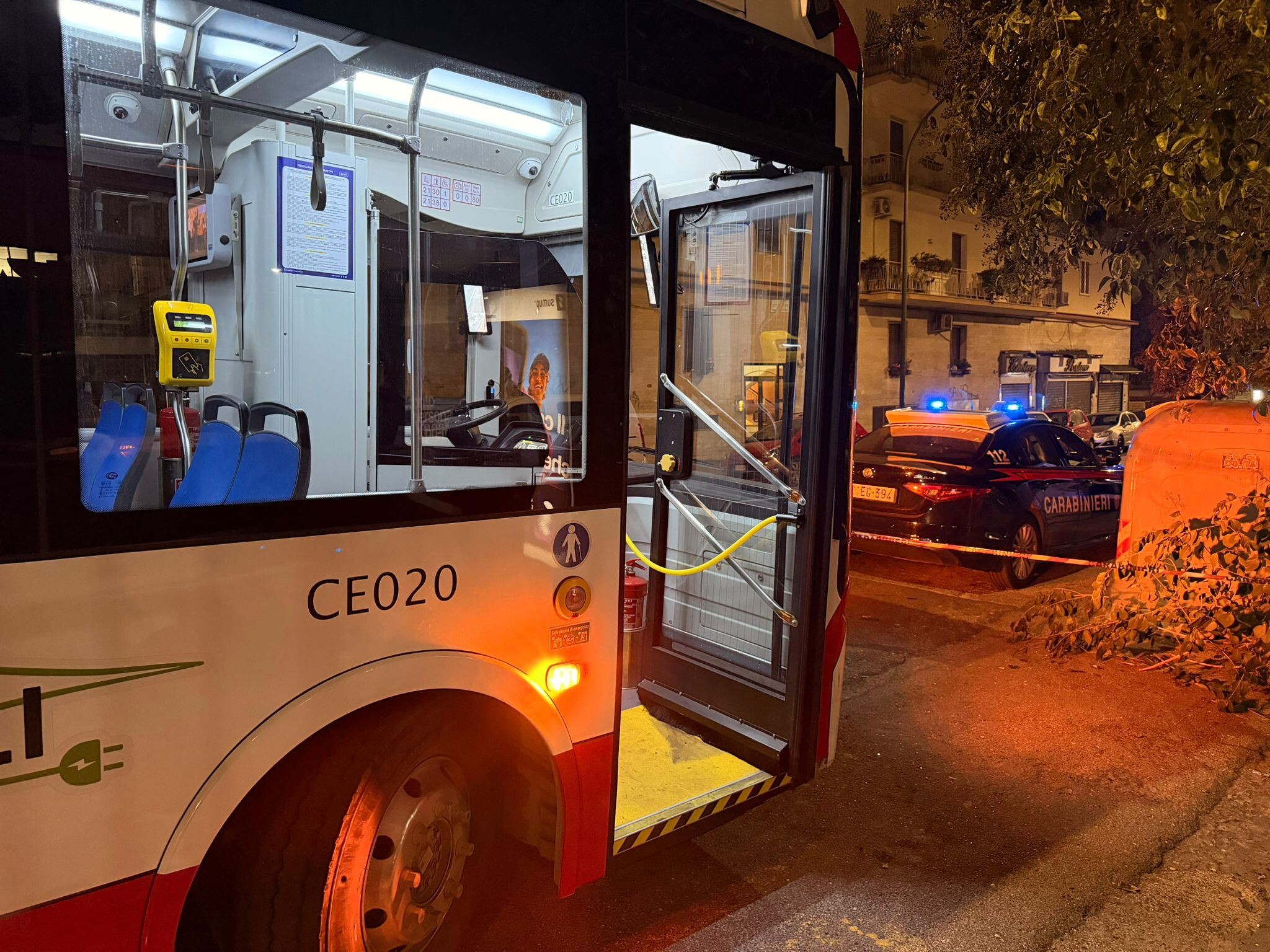 Accoltella senza motivo una donna su un autobus, arrestato 39enne a Napoli