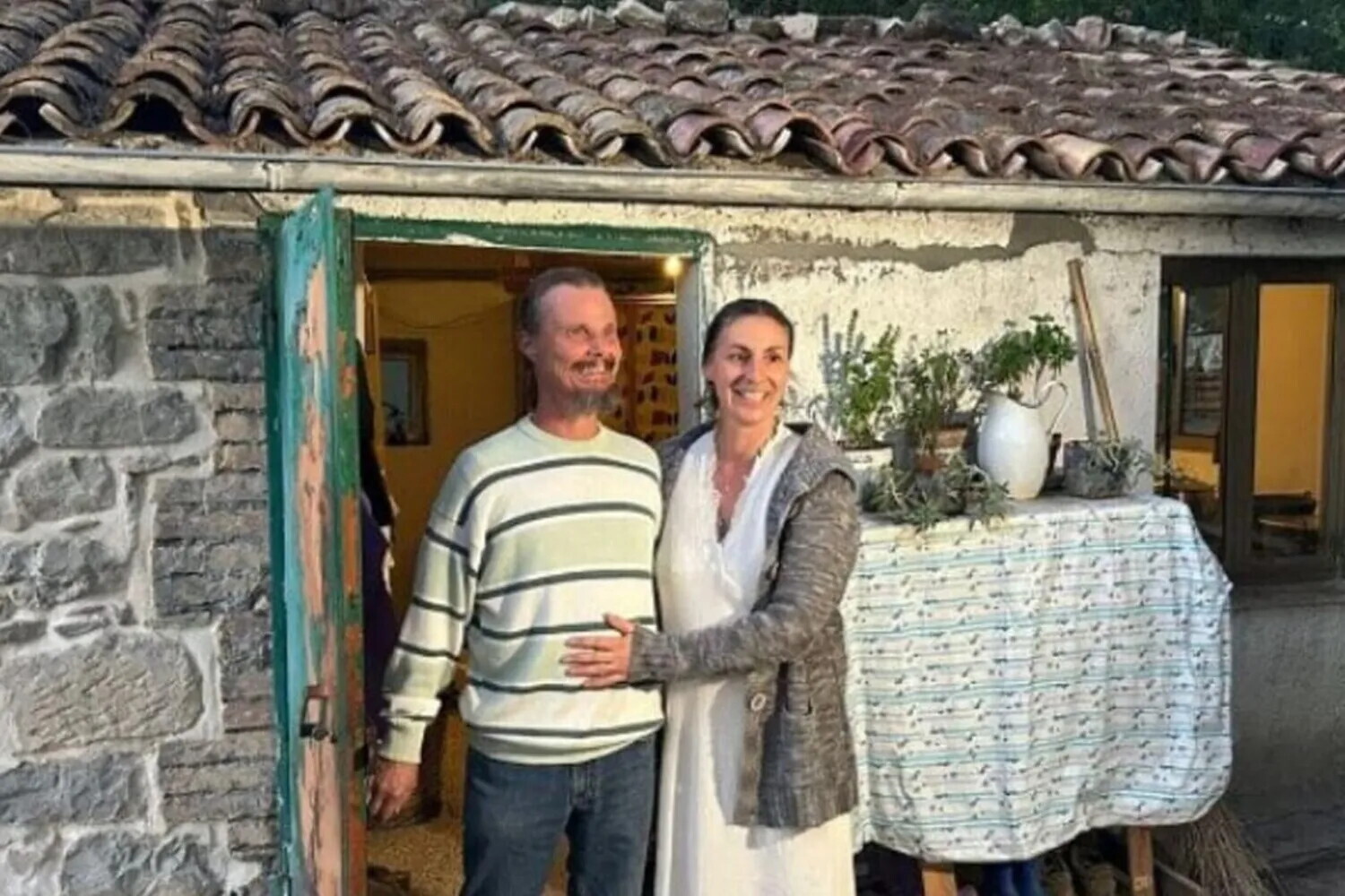 Famiglia nel bosco: per i giudici la madre dev'essere allontanata dai tre figli. Meloni: "...