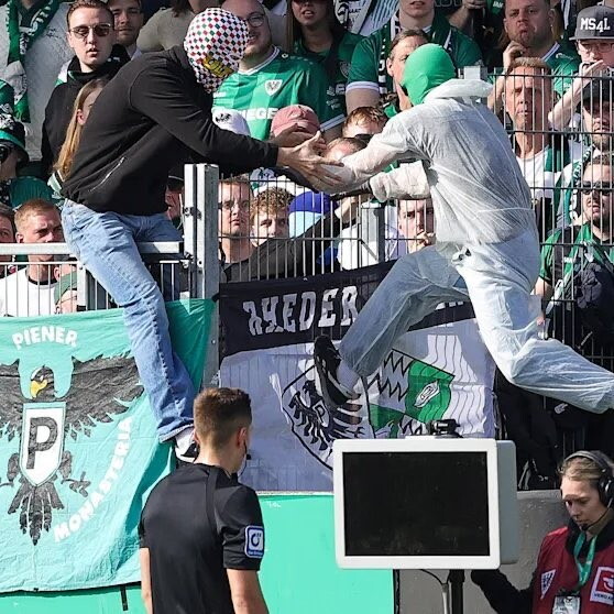 Il blitz del tifoso in campo e il sabotaggio del Var in Germania