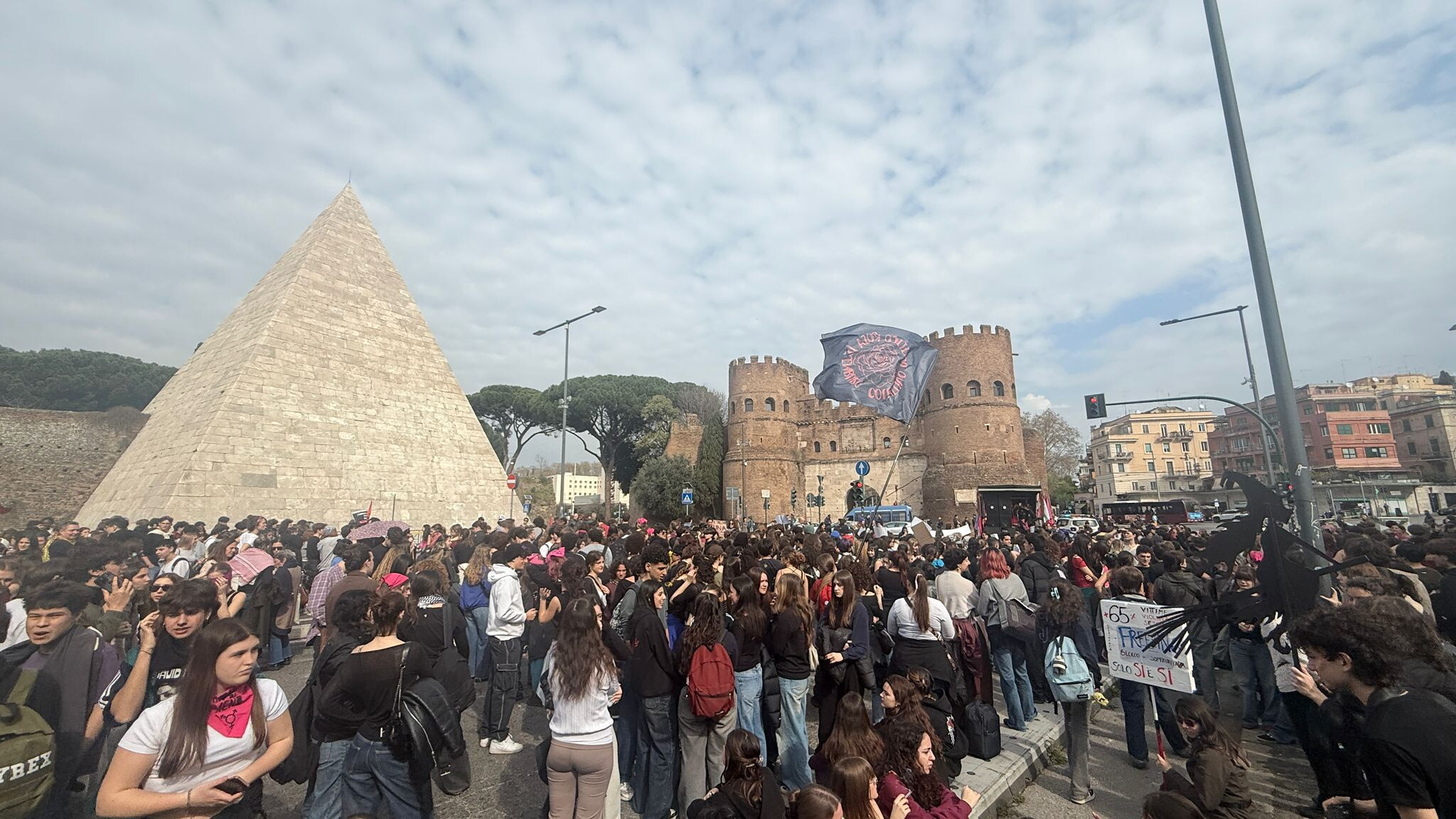Oggi lo sciopero generale di 24 ore, tutti i settori a rischio. In migliaia in corteo a Roma (video)