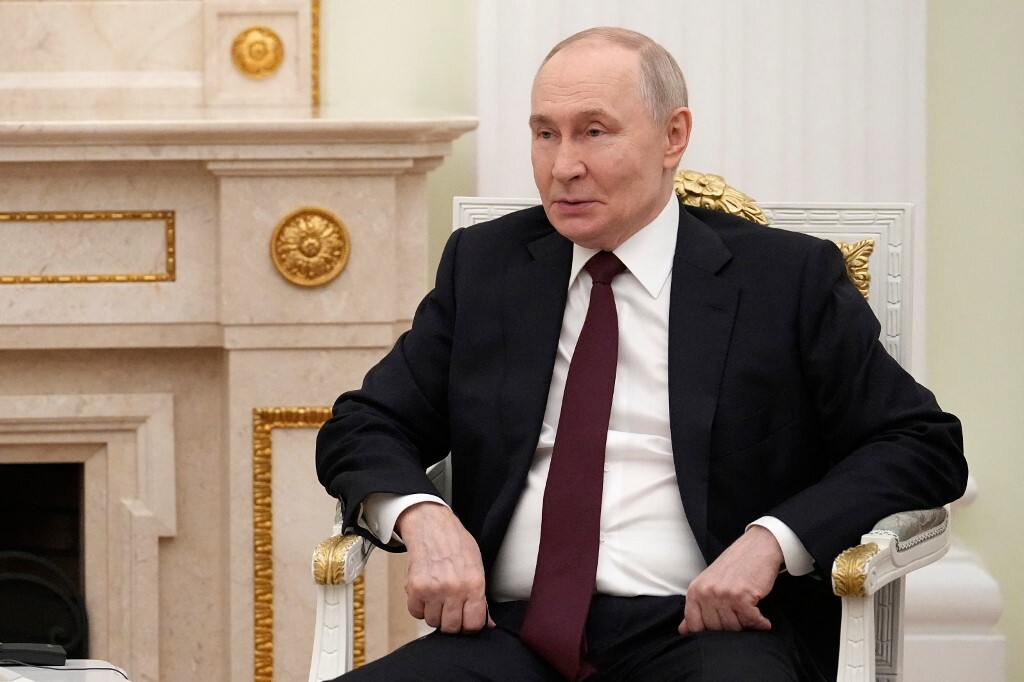 Putin avverte: "Il petrolio a Hormuz rischia un mese di stop". E offre energia all'Europa