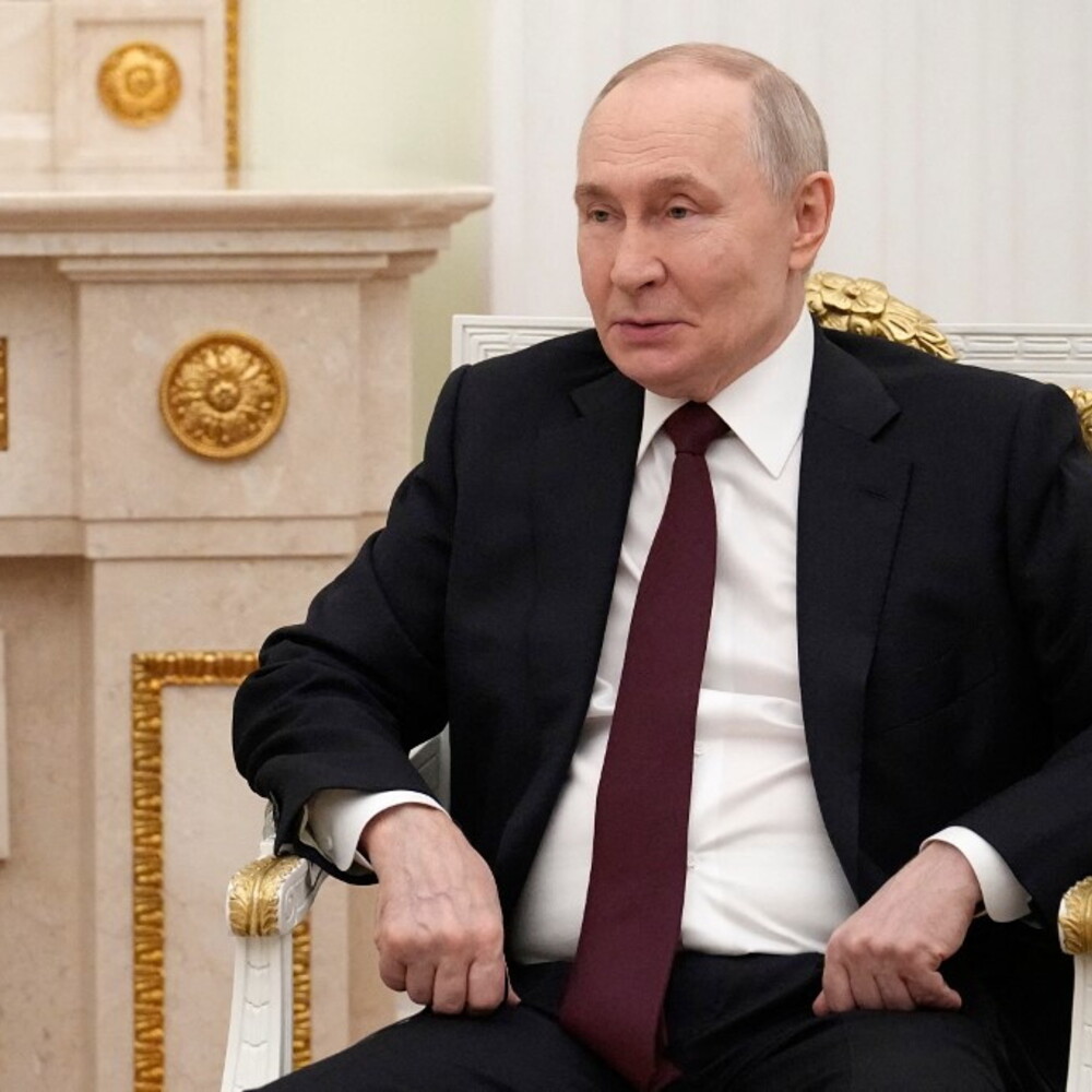 Putin warns: "Oil in Hormuz risks a month’s stop". And it offers energy to Europe