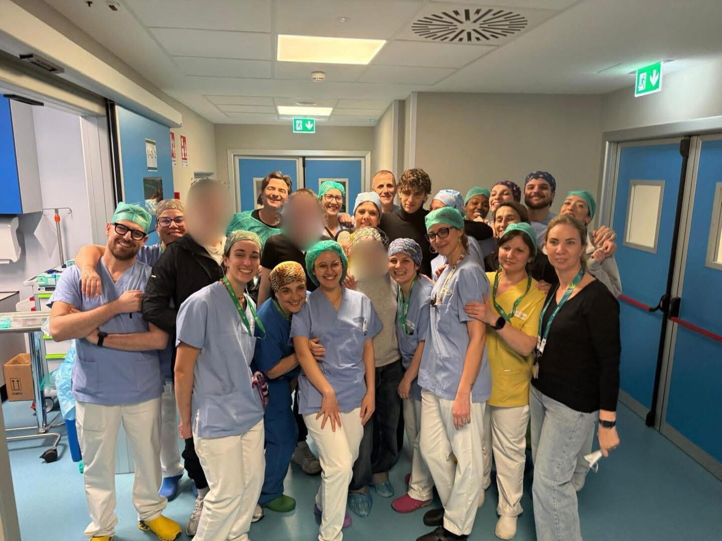 Il '16 marzo' di Achille Lauro con i paziendi di Crans-Montana