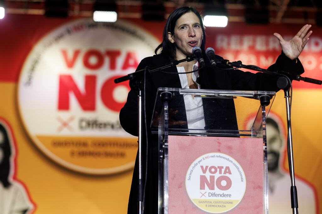 Il centro sinistra unito lancia la volata al No. Abbraccio Conte-Schlein