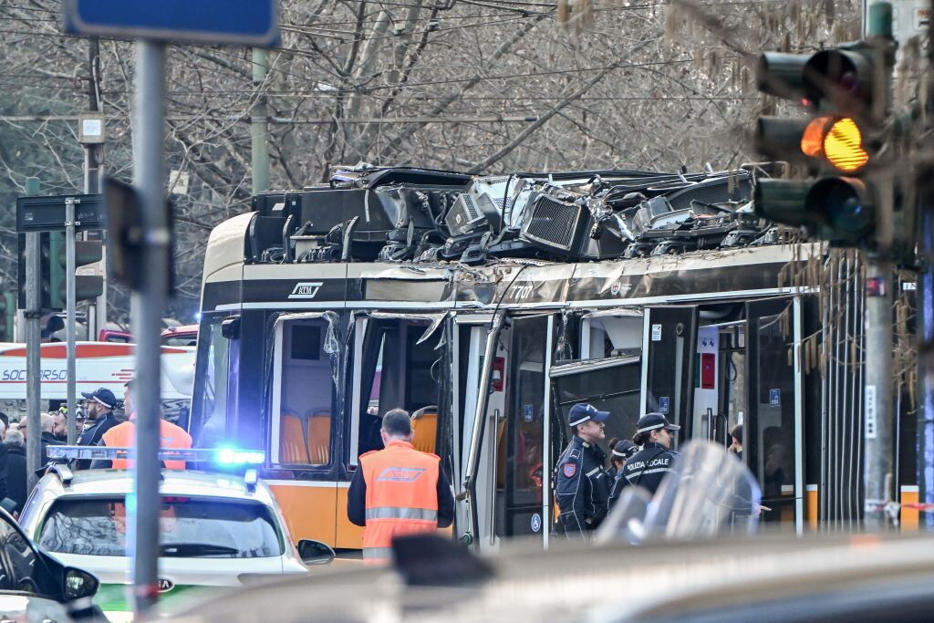 "L'autista del tram deragliato a Milano era al telefono poco prima dello schianto"